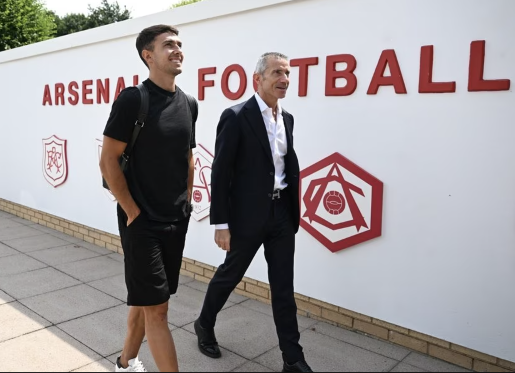 Tân binh Martin Zubimendi tiết lộ lý do chọn Arsenal, quay lưng với Liverpool- Ảnh 1.