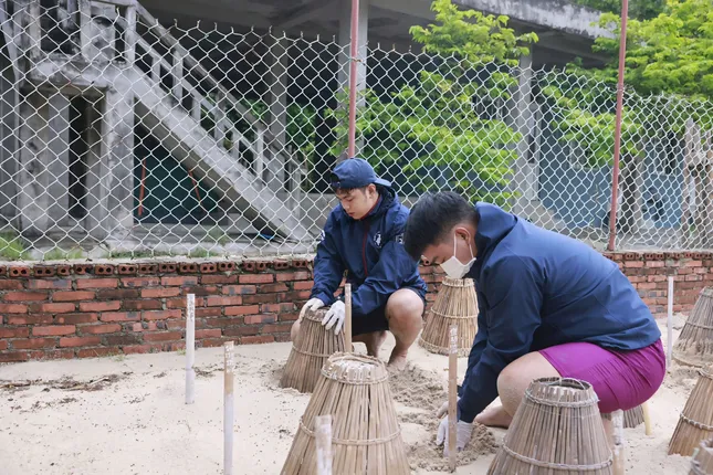 07-1751856120-nam-thanh-nien-do-de-cho-rua.webp