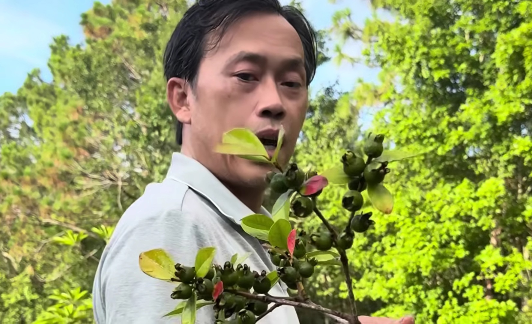 Hoài Linh thăm vườn biệt thự vài trăm m2 tại Mỹ, em trai nói: