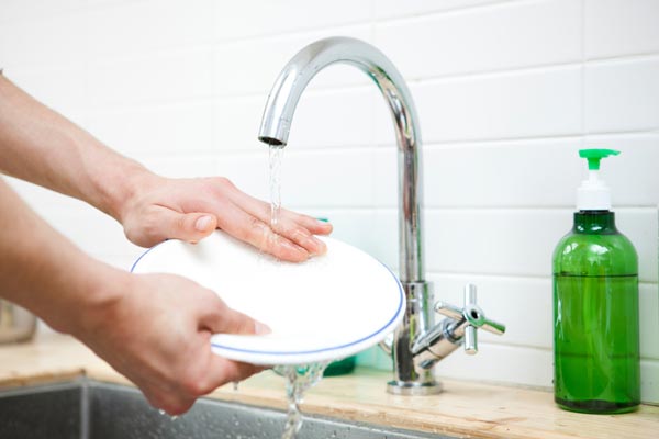 Khi rửa bát đĩa, hãy làm theo cách này để sạch hết hóa chất: Đừng vội vàng để rồi 