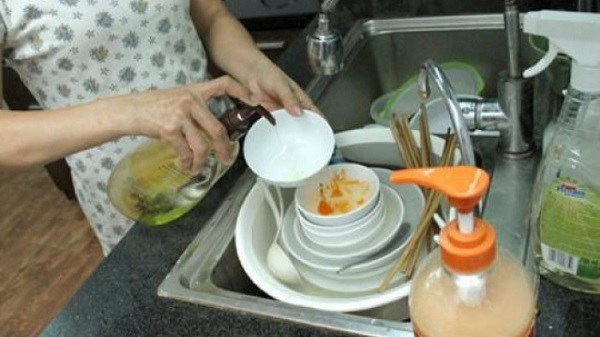Khi rửa bát đĩa, hãy làm theo cách này để sạch hết hóa chất: Đừng vội vàng để rồi 