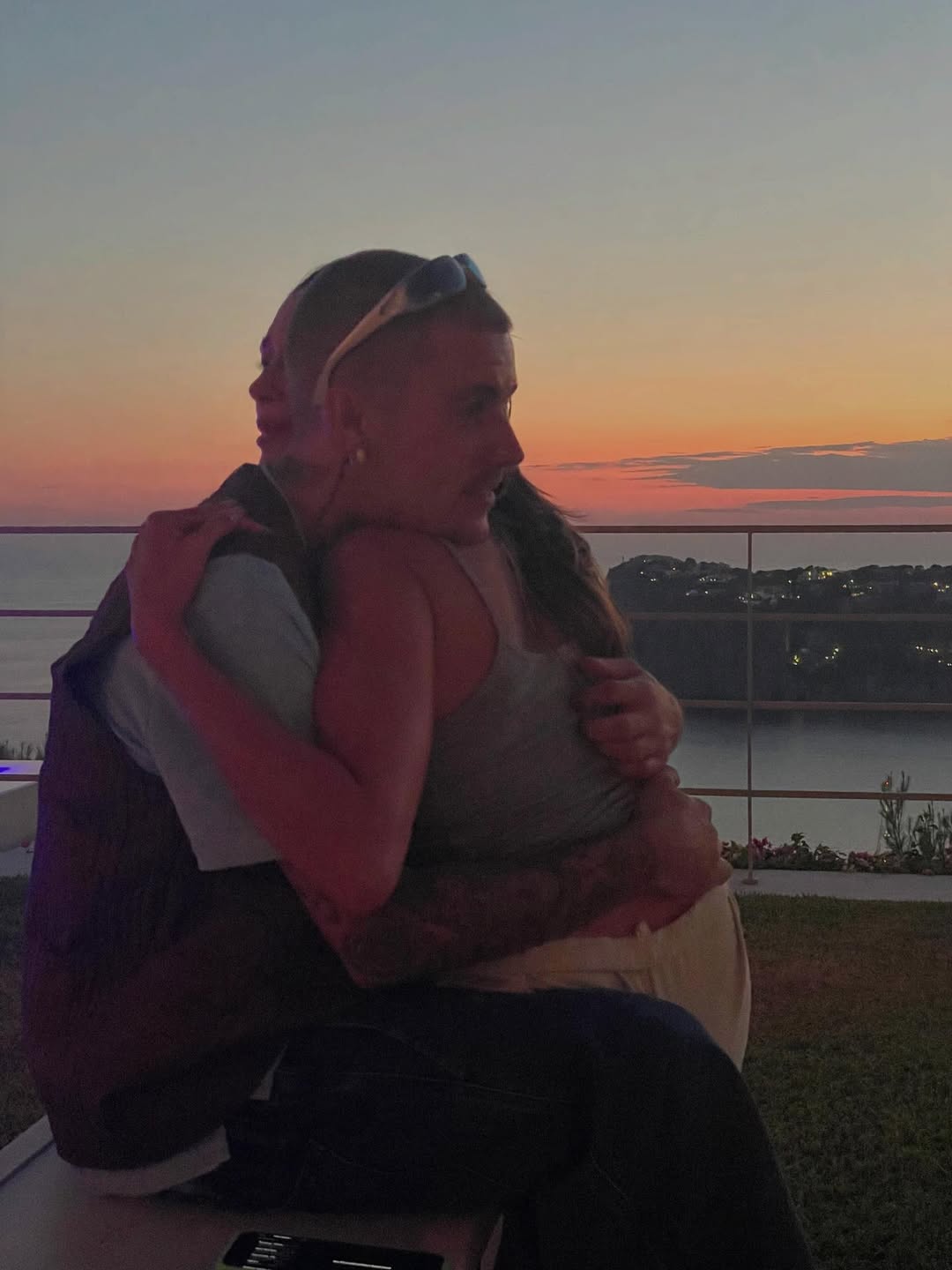 Hoang mang tột độ: Justin Bieber tung ảnh thân mật bên 1 người phụ nữ lạ không phải bà xã Hailey?- Ảnh 2.