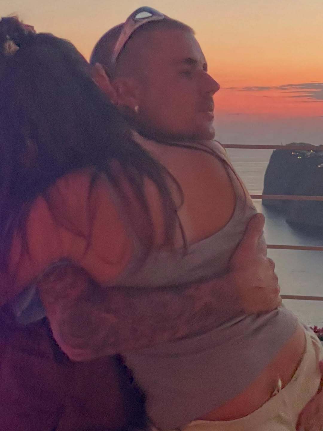 Hoang mang tột độ: Justin Bieber tung ảnh thân mật bên 1 người phụ nữ lạ không phải bà xã Hailey?- Ảnh 4.