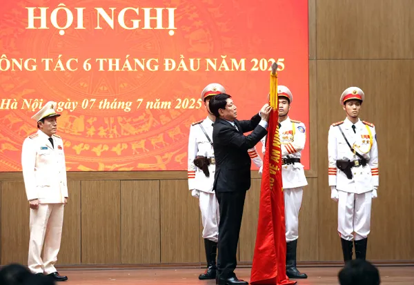 07-1751885612-trao-huan-chuong-cao-quy-tang-bo-cong-an-va-cac-tap-the-ca-nhan-xuat-sac.webp