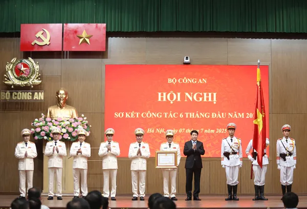 07-1751885612-trao-huan-chuong-cao-quy-tang-bo-cong-an-va-cac-tap-the-ca-nhan-xuat-sac.webp