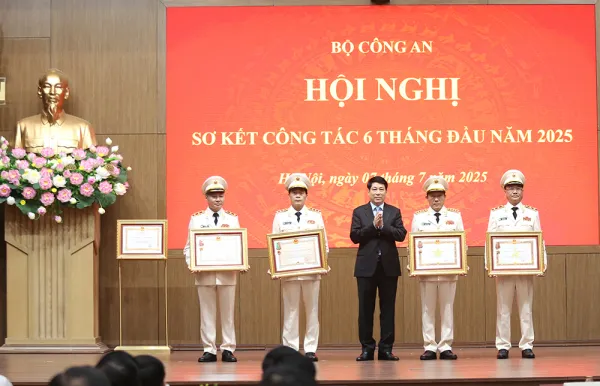 07-1751885612-trao-huan-chuong-cao-quy-tang-bo-cong-an-va-cac-tap-the-ca-nhan-xuat-sac.webp