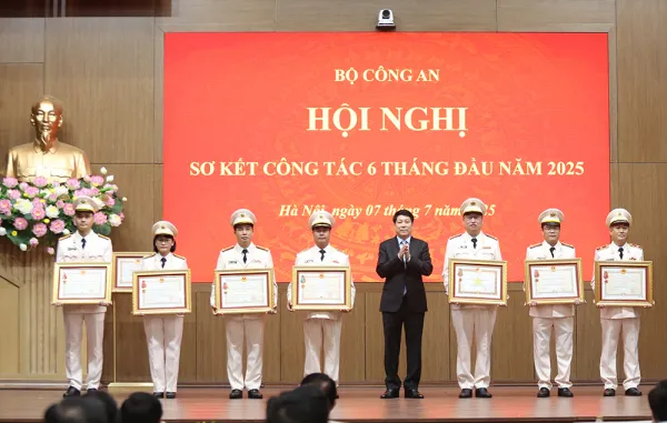 07-1751885612-trao-huan-chuong-cao-quy-tang-bo-cong-an-va-cac-tap-the-ca-nhan-xuat-sac.webp