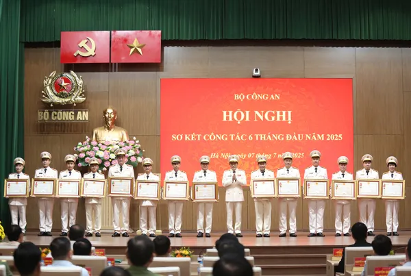 07-1751885613-trao-huan-chuong-cao-quy-tang-bo-cong-an-va-cac-tap-the-ca-nhan-xuat-sac.webp