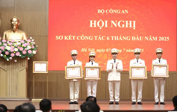 07-1751885613-trao-huan-chuong-cao-quy-tang-bo-cong-an-va-cac-tap-the-ca-nhan-xuat-sac.webp