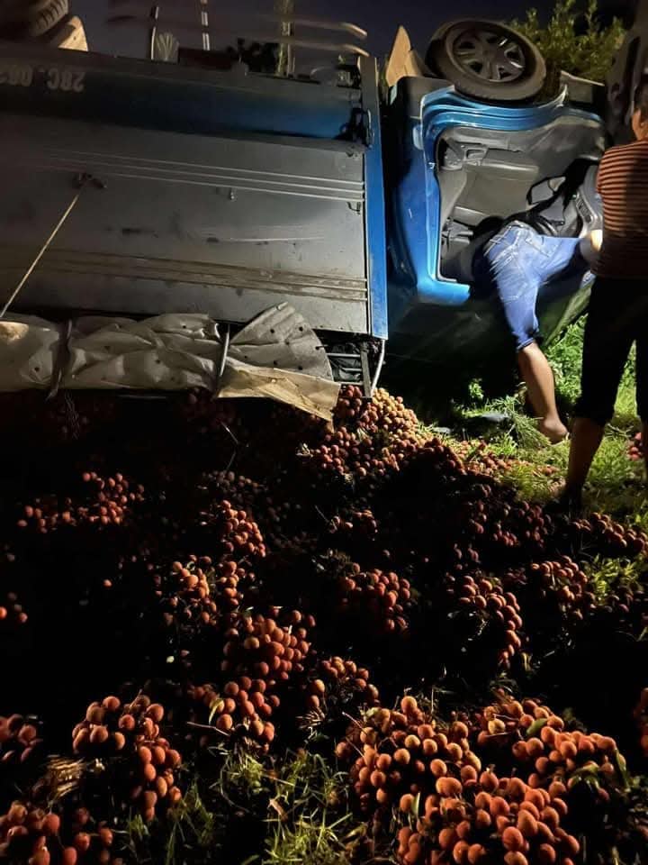 Vụ xe vải lật bị người dân