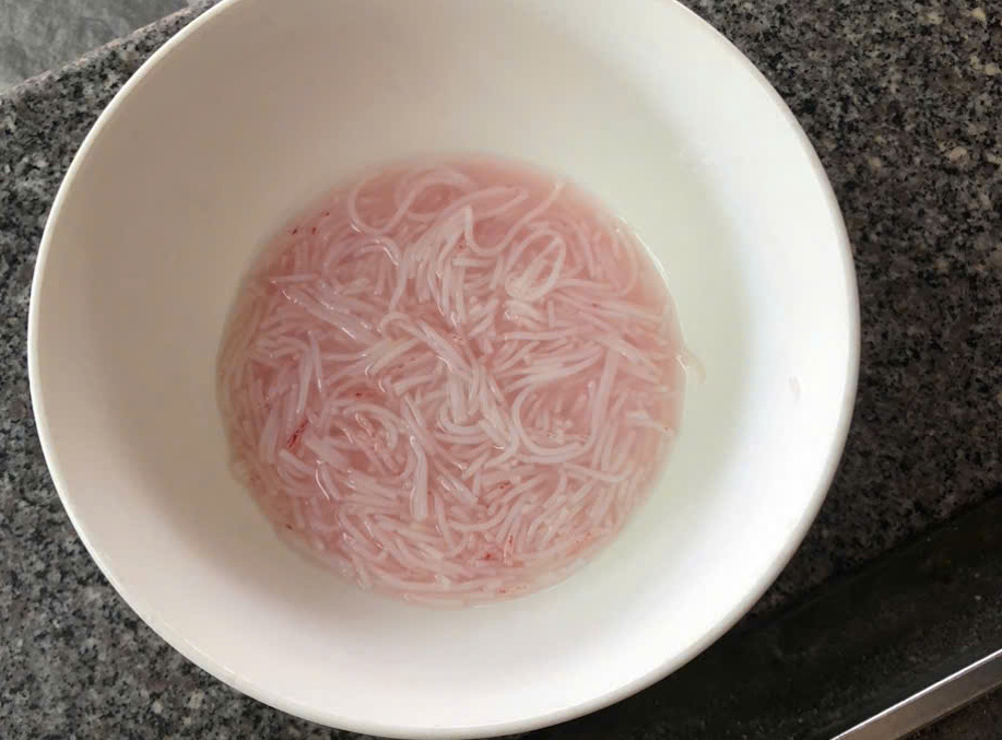 Đà Nẵng kiểm tra vụ bún đổi màu đỏ bất thường tại chợ hòa châu - Ảnh 1.