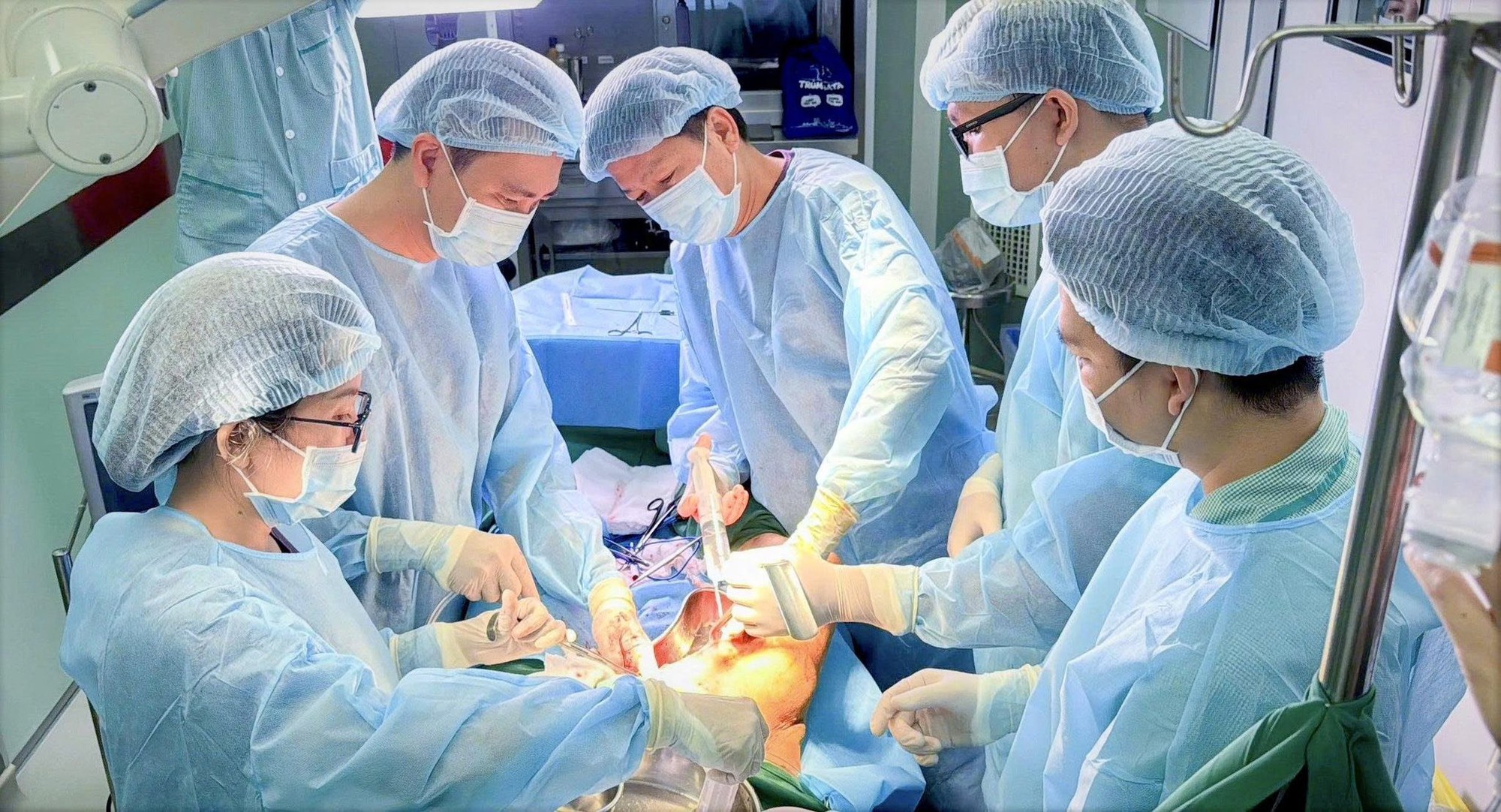 Tiêm filler toàn thân, cô gái trẻ hoại tử đùi, trải qua 60 ca mổ khóc lóc cầu cứu bác sĩ: