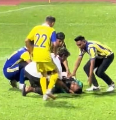 Sốc: Cầu thủ Malaysia qua đời vì đột quỵ ngay trên sân- Ảnh 1.