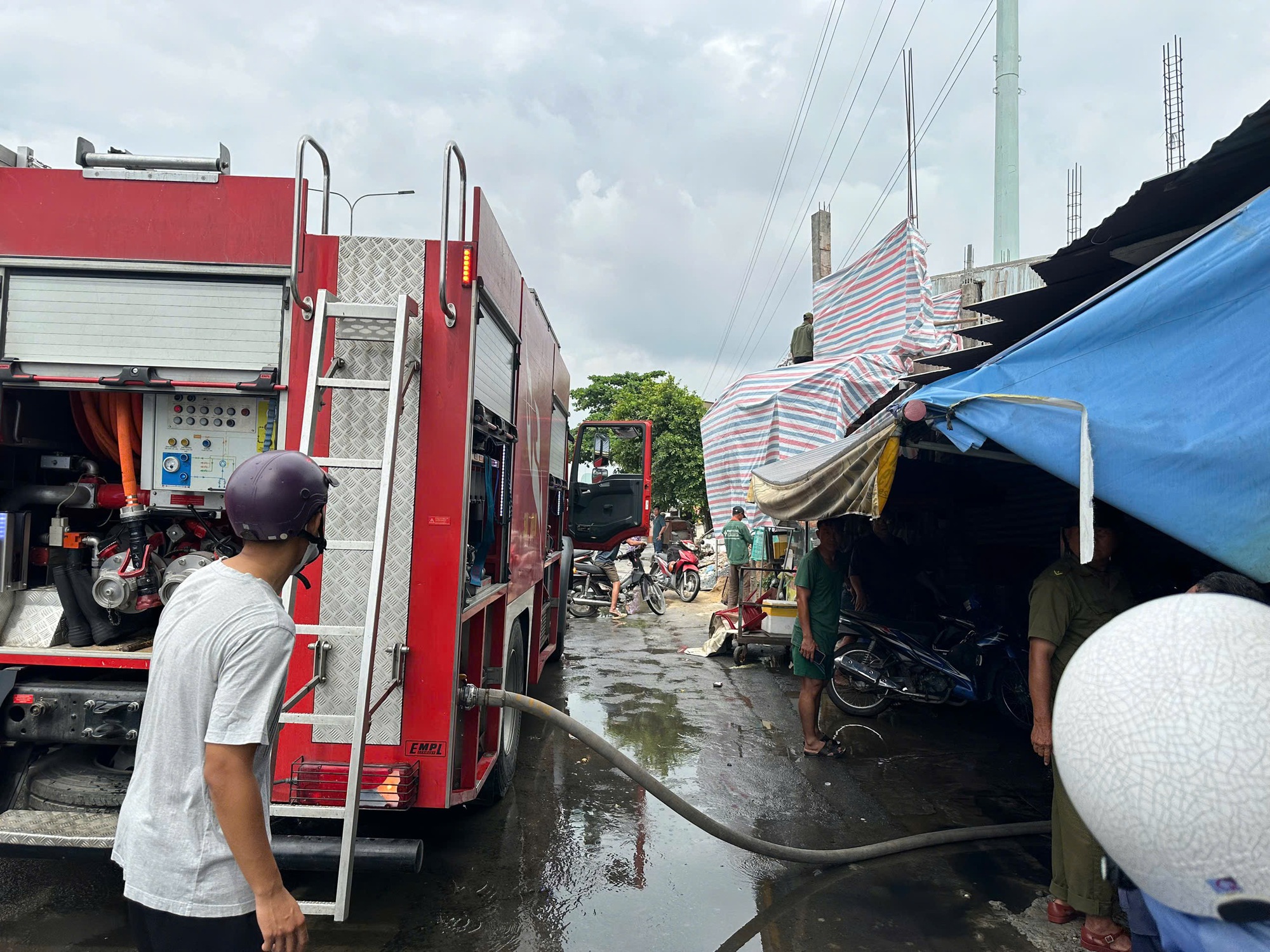 Cháy dãy phòng trọ ở TP HCM, khói lửa bốc dữ dội- Ảnh 2.