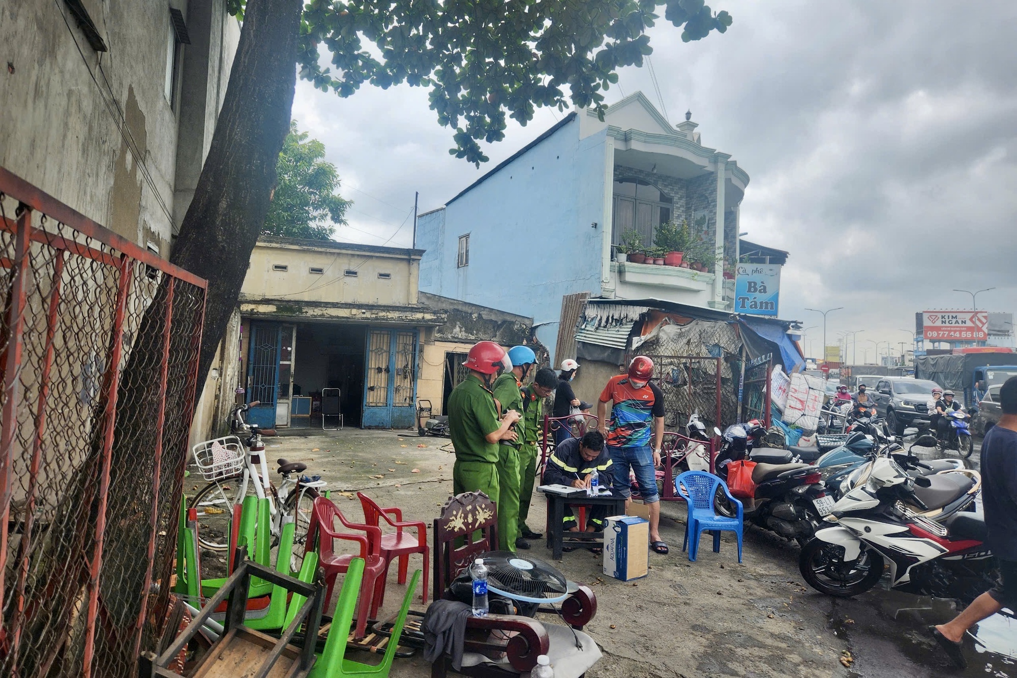 Cháy dãy phòng trọ ở TP HCM, khói lửa bốc dữ dội- Ảnh 3.