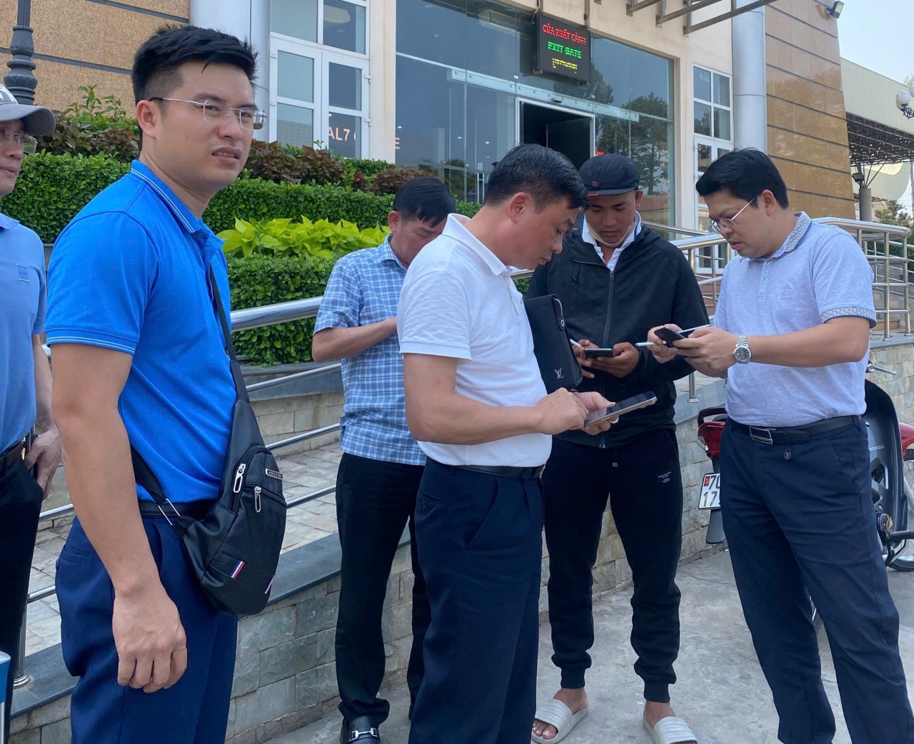 Triệt phá băng nhóm tống tiền qua clip nhạy cảm tại Campuchia - Ảnh 4.