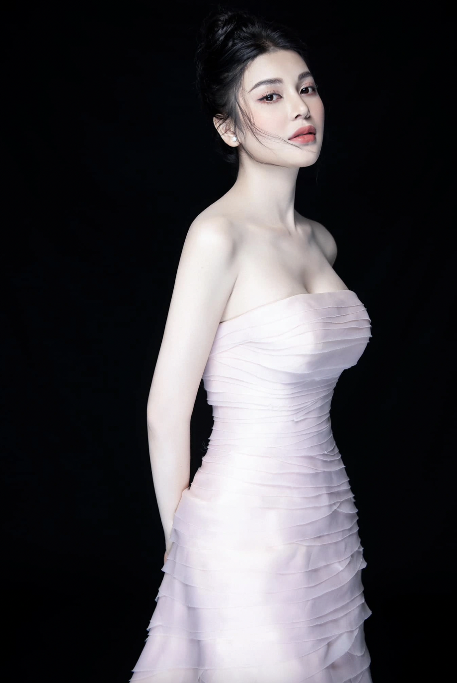 Nữ ca sĩ bolero 30 tuổi gây chú ý Miss Grand Vietnam 2025 là ai?- Ảnh 11.