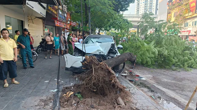 Hà Nội: Ô tô đâm liên hoàn nhiều xe máy trên phố Trần Đại Nghĩa ảnh 5