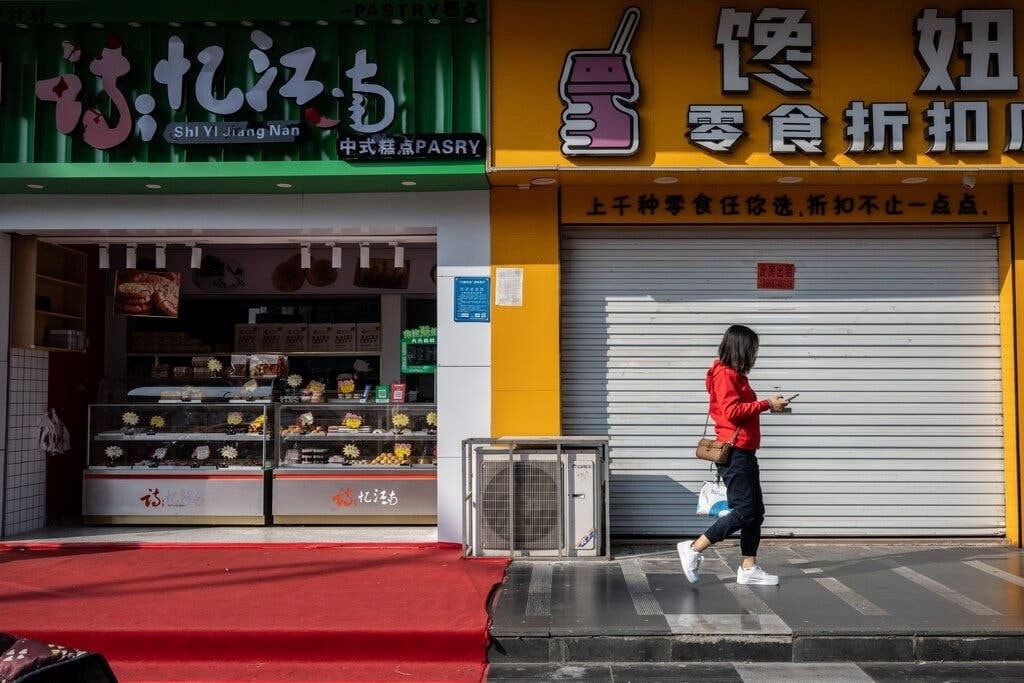 Nợ ngập đầu, người khổ sở, kẻ đua nhau lên mạng ‘khoe’ để biến nguy thành cơ: Hé lộ mảng tối trong hệ thống tài chính của nền kinh tế lớn thứ 2 thế giới- Ảnh 4.