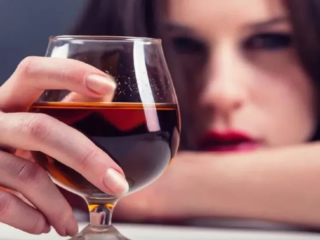 Không chỉ 'nát gan, hỏng thận', người uống rượu còn bị phá hủy thần kinh 'khủng khiếp' thế này - Ảnh 2.