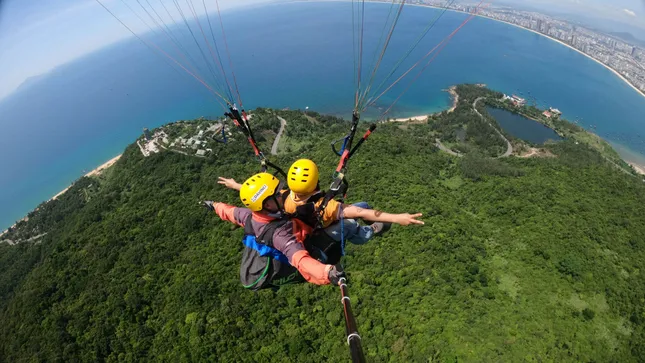Du khách rơi từ dù lượn tử vong ở Đà Nẵng có thể đã bay chuyến muộn nhất trong ngày ảnh 1