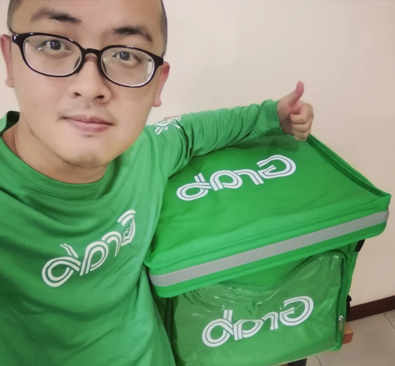 Cất bằng Tiến sĩ, bằng Đại học ở nhà: Cầm bằng lái xe đi làm shipper kiếm 2 triệu/ ngày “tiền tươi thóc thật”- Ảnh 1.