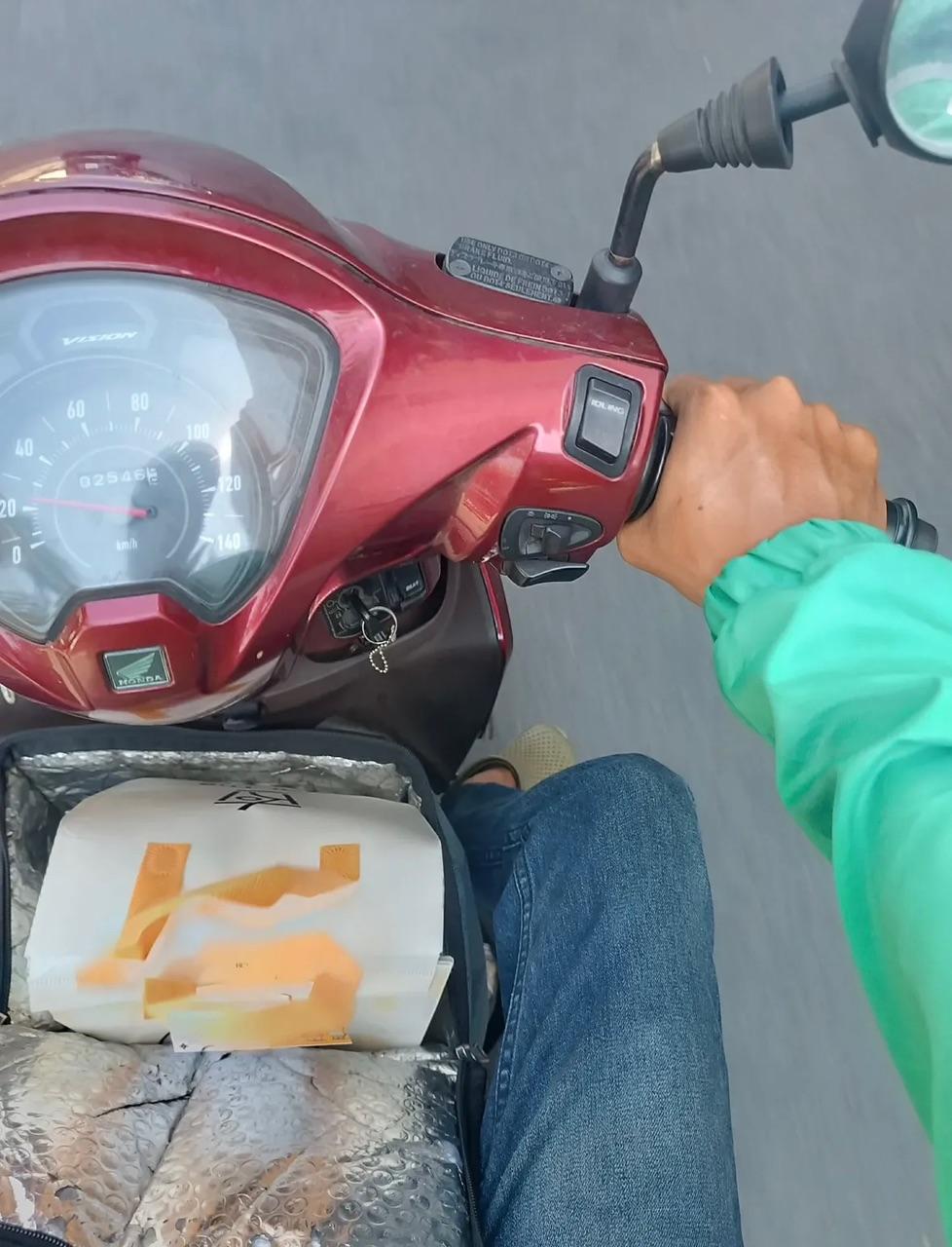 Cất bằng Tiến sĩ, bằng Đại học ở nhà: Cầm bằng lái xe đi làm shipper kiếm 2 triệu/ ngày “tiền tươi thóc thật”- Ảnh 4.