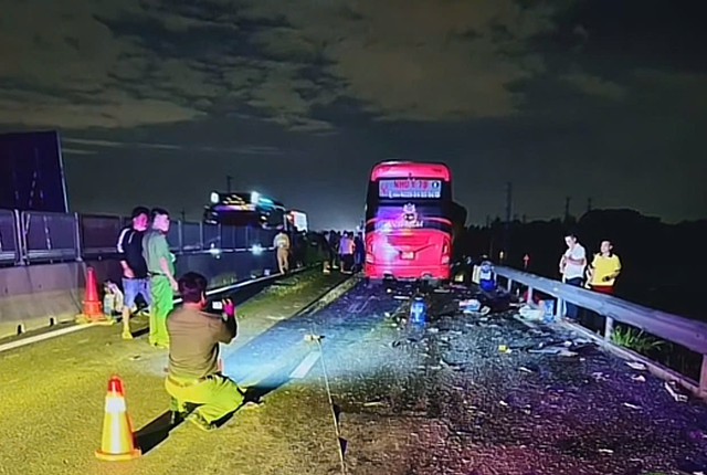 Hiện trường ám ảnh vụ tai nạn kinh hoàng trên cao tốc Vĩnh Hảo - Phan Thiết: Xe khách biến dạng, hành lý ngổn ngang, nạn nhân mắc kẹt tử vong tại chỗ- Ảnh 3.