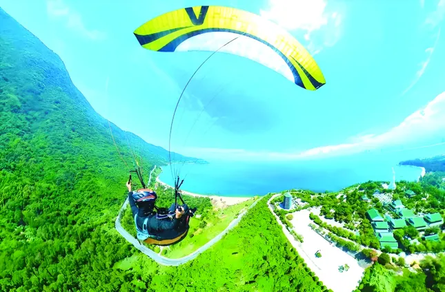 Du khách rơi dù lượn ở Đà Nẵng đã mua bảo hiểm, cam kết miễn trách nhiệm trước khi bay- Ảnh 2.