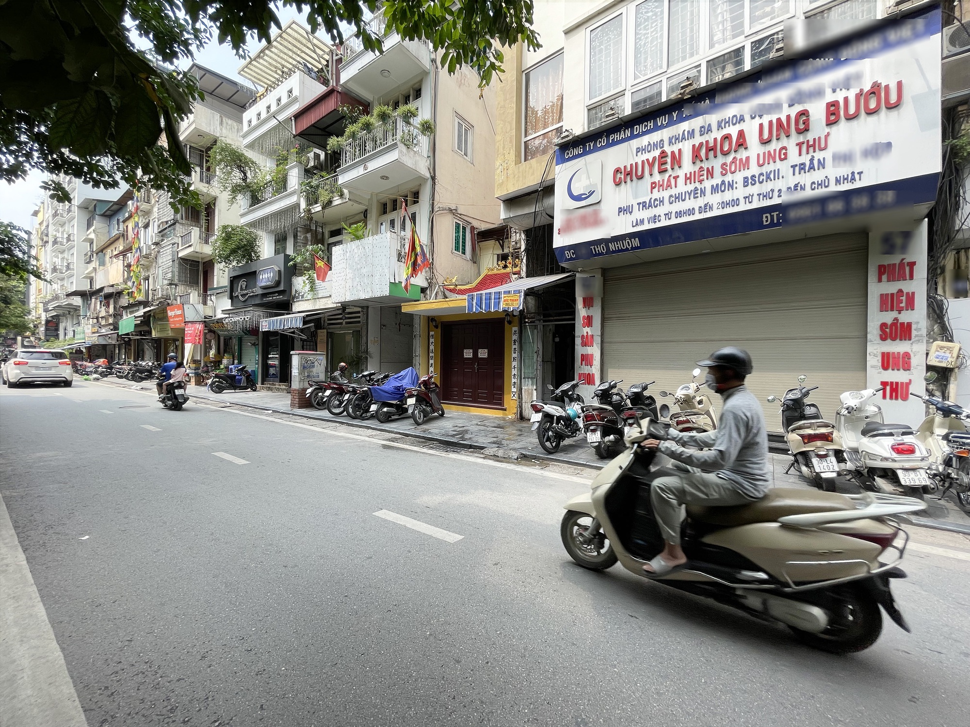 Video hàng loạt phòng khám tư nhân xung quanh BV Phụ sản Trung ương ở Hà Nội bất ngờ đóng cửa: Chuyện gì đây?- Ảnh 2.