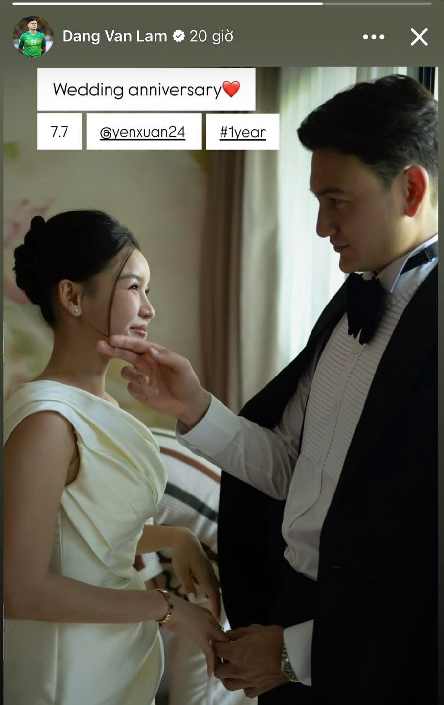 Mới đây, thủ môn Đặng Văn Lâm và vợ là Yến Xuân cùng chia sẻ lại những khoảnh khắc ngọt ngào trong hôn lễ vào năm ngoái, đánh dấu kỷ niệm tròn một năm chính thức về chung nhà.