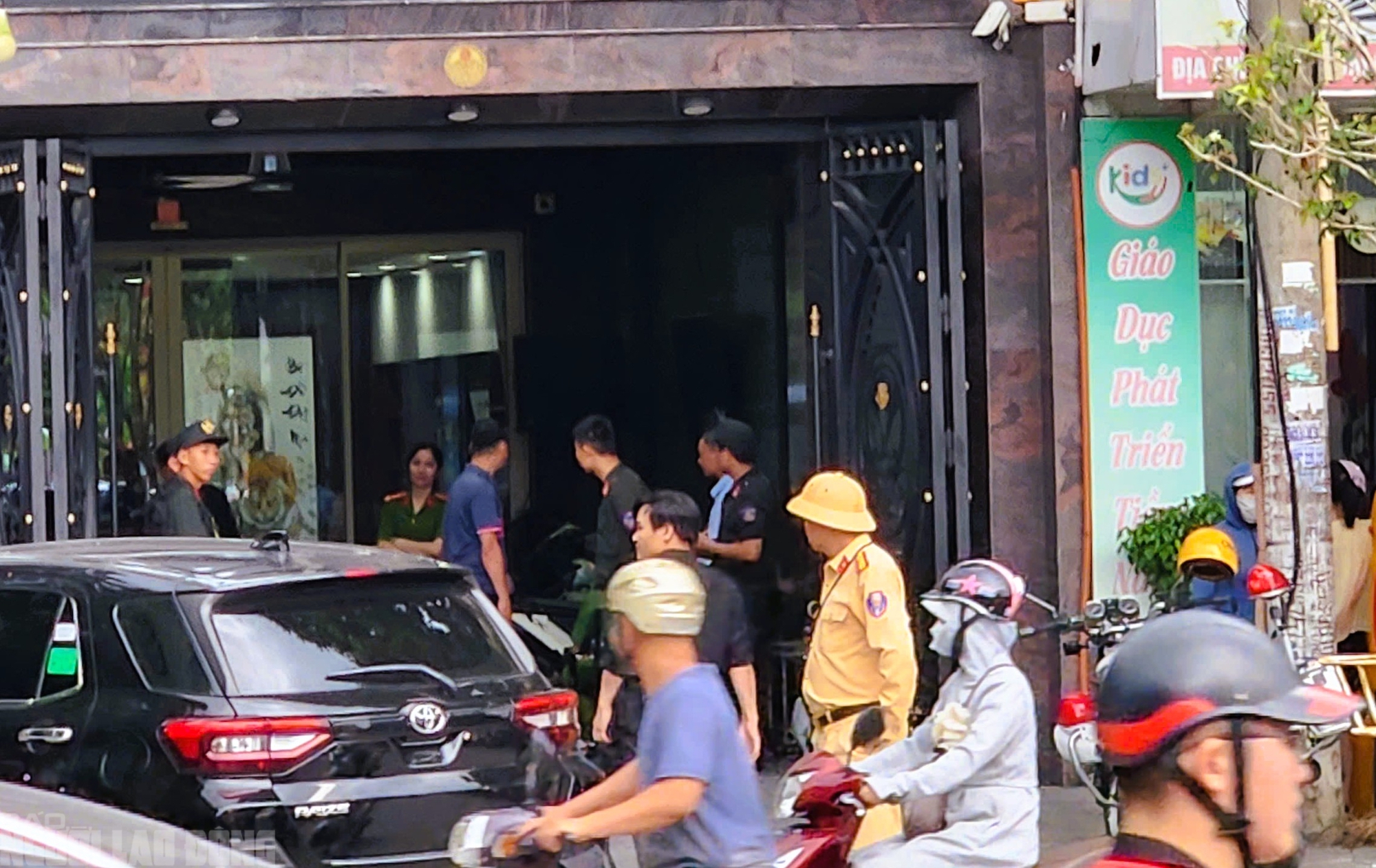 CLIP: Cận cảnh công an phong tỏa, khám xét nhà M.