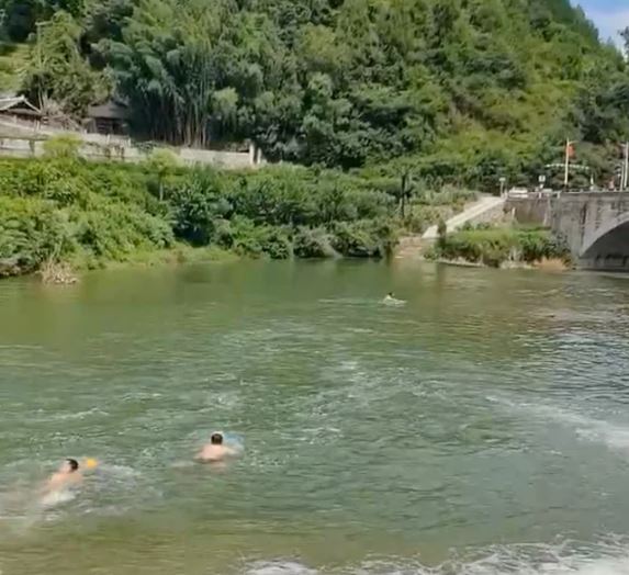 Người đàn ông nhảy xuống sông cứu cô gái đuối nước, cả 2 đều tử vong- Ảnh 1.