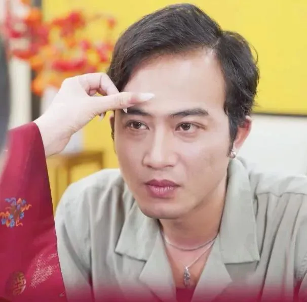 10-1752121549-hang-loat-video-nghe-si-viet-quang-cao-chan-may-phong-thuy-bien-mat.webp