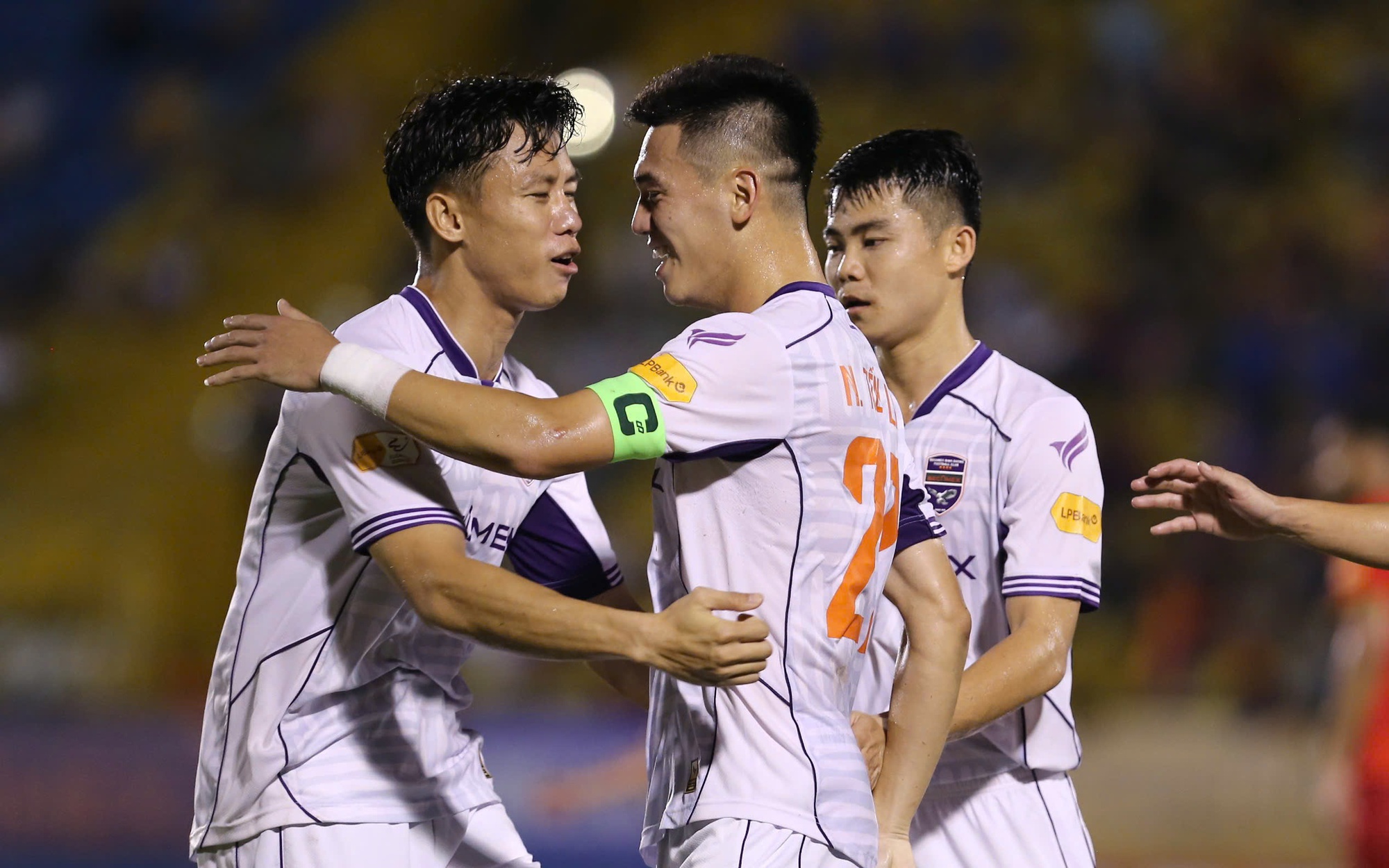 Bình Dương lấy chân sút từng lọt top 40 